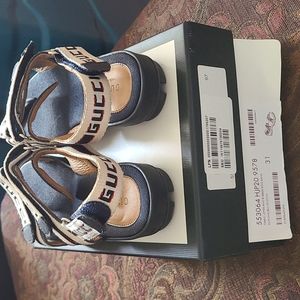 Gucci sandals size 31 blue